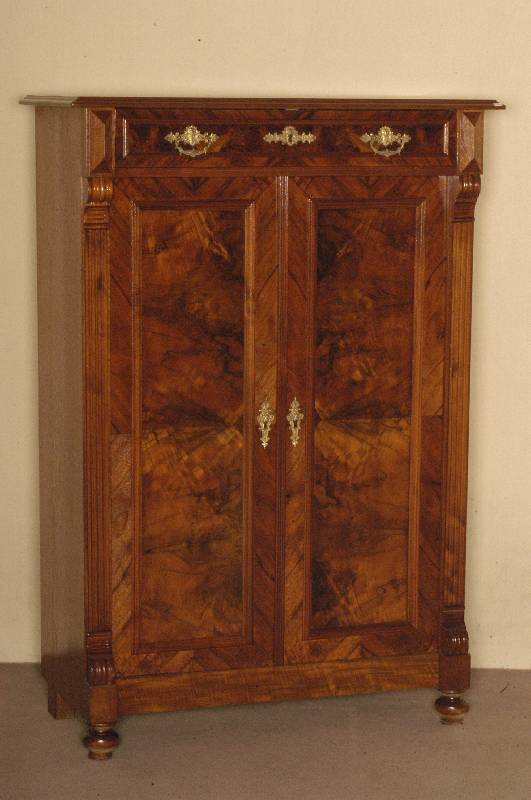 Vertiko, deutsch, um 1880, GrÜnderzeit, Korpus Weichholz, Nußbaumfurnier, auf KugelfÜßen, Lisenen kanneliert, in Veluten auslaufend, 2 TÜren ...