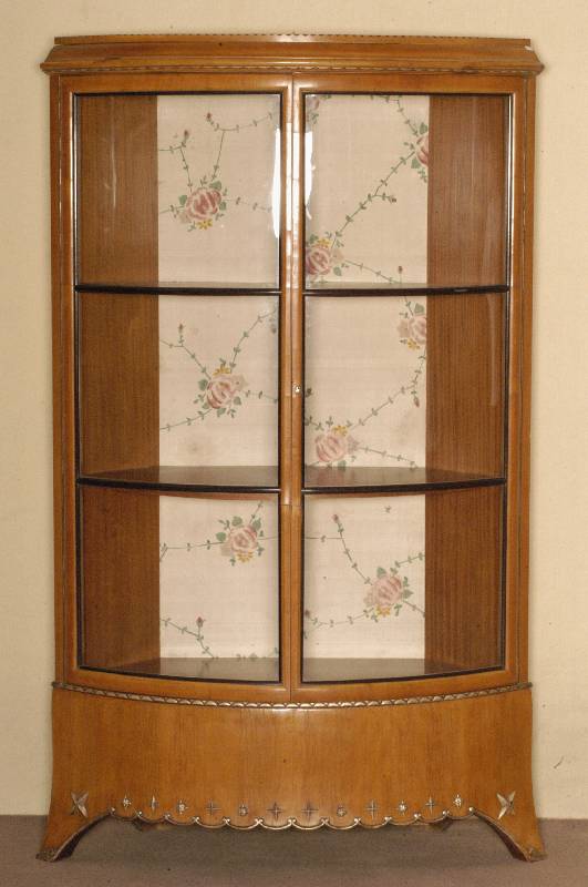 Eckschrank, deutsch, um 1910, ArtDeco, Korpus Weichholz, Kirschbaumfurnier, Unterteil abgesetzt mit stern- und muschelfÖrmigen Verzierungen, 2 ...
