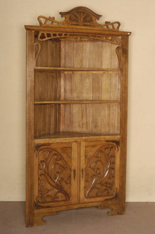 Eckschrank, deutsch, um 1900, Jugendstil, Eiche massiv, RÜckwand z.T. Weichholz/Hartholz , BekrÖnung mit typisch durchbrochenen ...