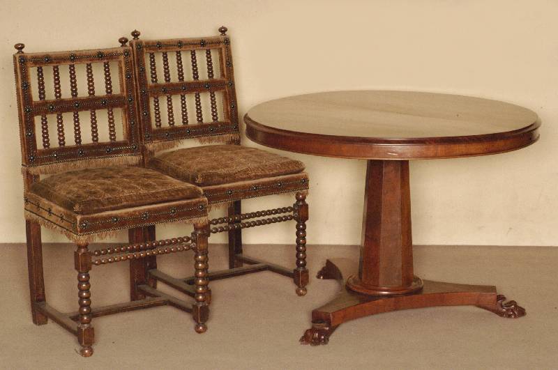 Runder Tisch, England, um 1820, Mahagoni massiv, 8-eckiger SÄulenfuß, in Tatzen auslaufend, massive Platte neu lackiert, Gebrauchsspuren, H. ca. ...