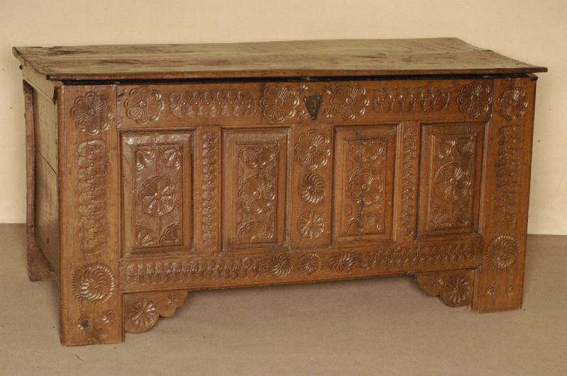 Schloßtruhe, deutsch, um 1760, Grafschaft Bentheim/Niedersachsen, Eiche massiv, Front mit schÖnen FÜllungen, Schnitzereien im Renaissancestil, ...