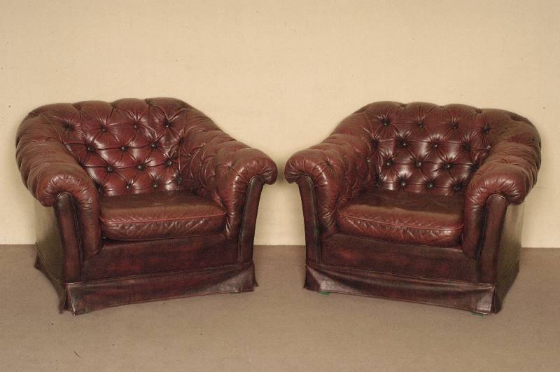 Ledersessel, Chesterfield, genoppt und geheftet, rotes Rindsleder, lose Kissen, Gebrauchsspuren, ca. 76x100x90 cm, Sh. 43 cm, St. 50 cm