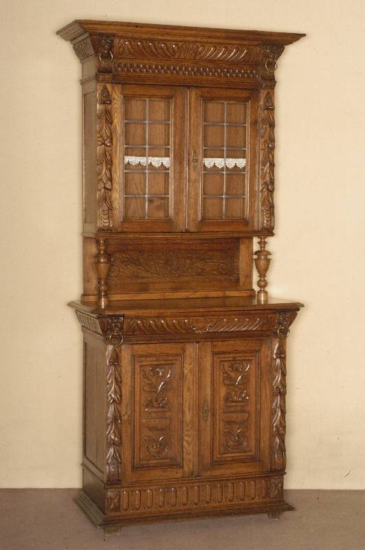 Aufsatzschrank, Flandern, um 1880, Eiche massiv, 4-fach gestufte Fußleiste, Lisenen dekoriert mit aufgesetzten Akanthusblattschnitzereien, ...