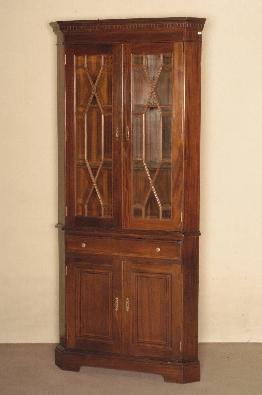 Eckschrank, England, um 1960, Sheratonstil, Mahagoni massiv, Mahagonifurnier, Unterteil 2 TÜren und 1 Schublade, Oberteil 2 GlastÜren, ...
