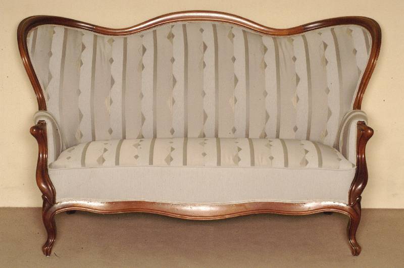 Sofa, deutsch, um 1860, Louis-Philippe, Mahagoni massiv, gebogene Beine, RÜckenlehne in Schmetterlingsform, Gestell restauriert und Schellack ...