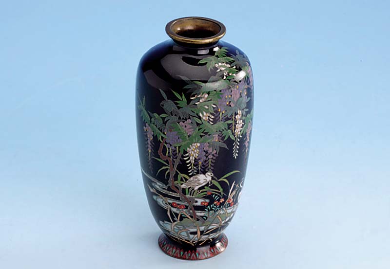 Vase, Japan um 1900, bt. Cloisonne-Email mit Landschaftsszene, BlÜten, Farne und VÖgel, H ca. 12.5 mm