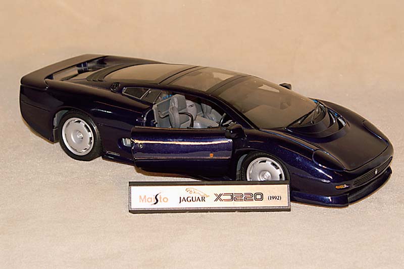 Modellauto, Jaguar Maisto XJ220 1992, Metall blau lackiert, 1/12, L. 40 cm leicht verkratzt auf den Kunststoffteilen, l. bespielt