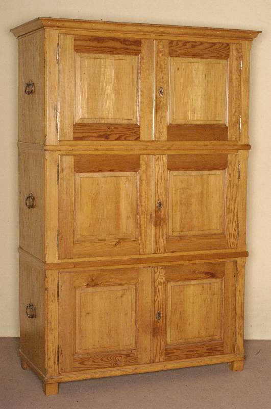 sogenannter Brandschrank, westdeutsch, um 1870/80, z.T. ausgesuchtes Zierbelkiefernholz, Front auf Rahmen gearbeitet, aufgesetzt, FÜße ...