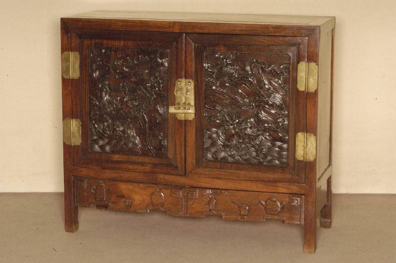 Halbschrank, Japan, um 1900, Palisander massiv, geschnitzte FÜllungen mit Landschaftsdekor, MessingbeschlÄge mit Gravur, im unteren Bereich 2 ...
