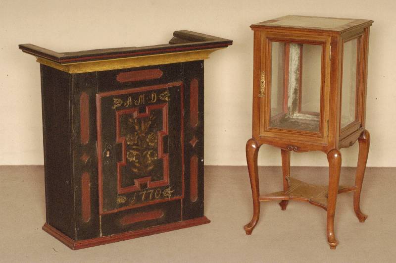 HÄngeschrank, deutsch/wohl Hessen, um 1770, Fassung um 1820, Weichholz, Kopfkranz erneuert , sonst original Zustand, Bemalung z.T. original, ...