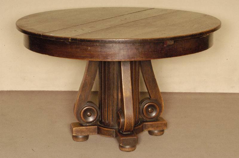 Ausziehtisch, deutsch, um 1900/10, Weichholz und Eiche massiv, Mittelteil SÄule mit 4 -facher Verzierung, ausziehbar mit 2 EinlegebÖden, schwere ...