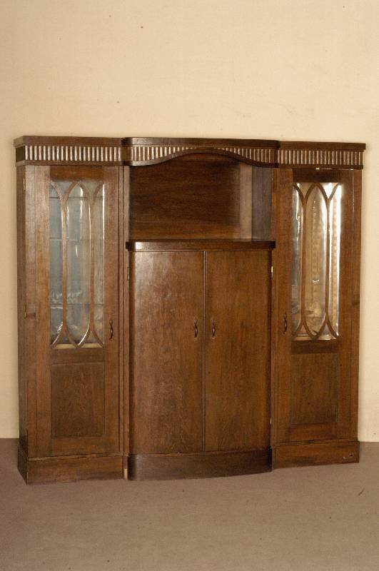 Vielzweckschrank, deutsch/wohl Karlsruhe, um 1910, Jugendstil, Eiche massiv, Eichefurnier , Mittelteil auskrakend und gewÖlbt, breiter Zahnfries, ...