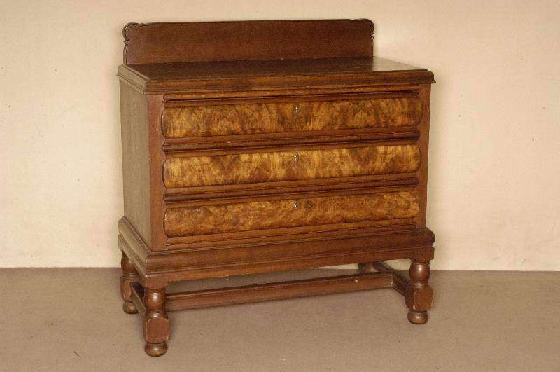 kleine Kredenz, deutsch, um 1924/28, Korpus Eiche und Weichholz, Eichefurnier, in der Art der sogenannten Windelkommoden, Schubladen gebaucht, ...