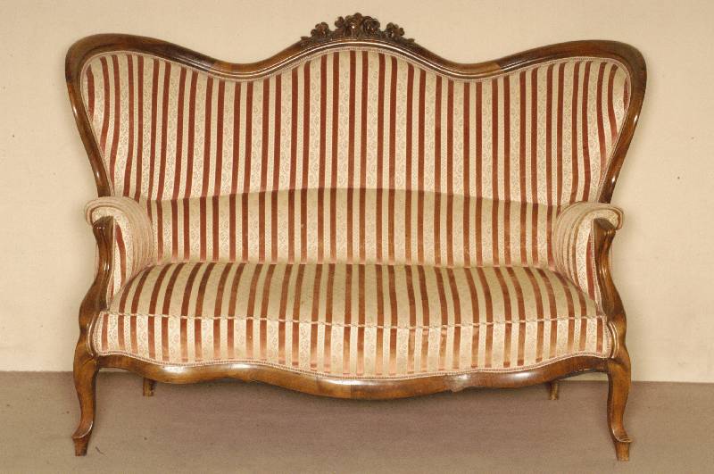 3-sitzer Sofa, deutsch, um 1835/40, Louis -Philippe, Korpus Weichholz und Nußbaum massiv , in sich 3-fach geschweift, seitlich geschweift, Zarge ...