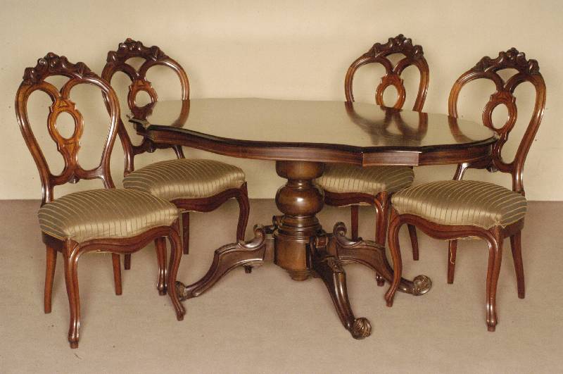 Tischgruppe, z.T. deutsch, um 1860, Louis -Philippe, bestehend aus Tisch und 4 StÜhlen, StÜhle Mahagoni massiv, RÜckenlehne doppelt ...