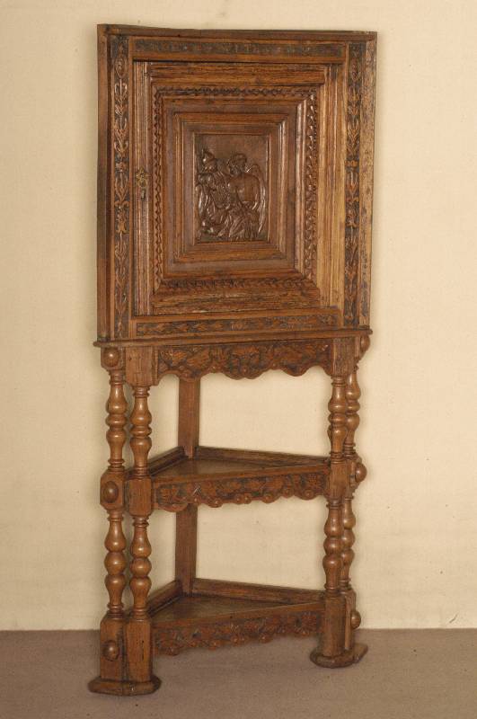 Eckschrank, England, um 1780, Eiche massiv, auf gedrechselten StollenfÜßen, etagenfÖrmig aufgebaut, 2 Ablagen mit geschnitzer Front, ...
