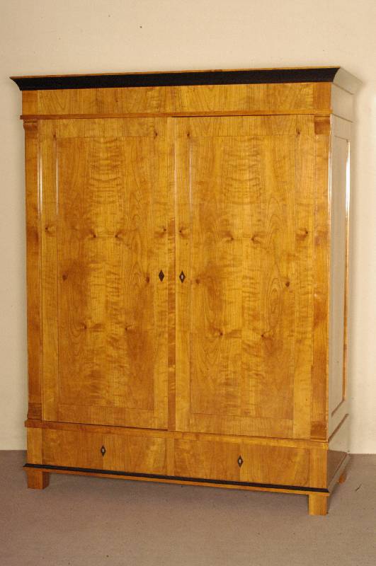Schrank, deutsch, im Stil von 1820, Korpus Weichholz, Kirschbaumfurnier, eckige FÜße, unten 2 Schublade, diese schwergÄngig, 2 TÜren , z. T. ...