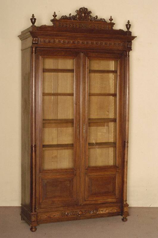 BÜcherschrank, Frankreich, um 1870, Korpus Eiche, Nußbaumfurnier, auf KugelfÜßen, Lisenen mit vorgesetzten kannelierten VollsÄulen, 2 TÜren ...