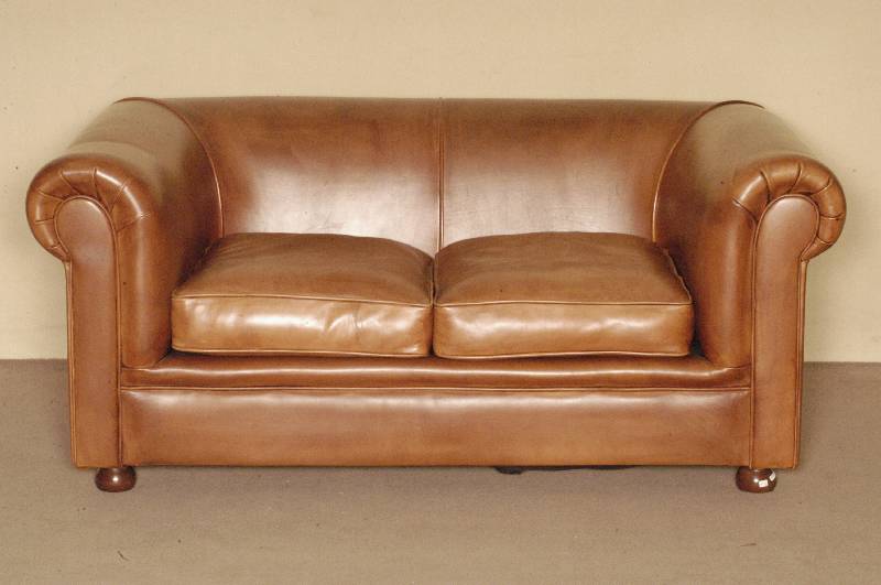 Ledersofa, im Stil von 1920, ArtDeco, braunes Rindsleder von guter QualitÄt, mit herausnehmbaren Sitzkissen, leichte Gebrauchsspuren, ca. ...