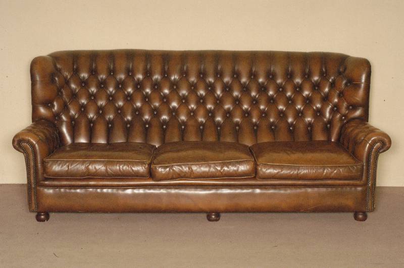 3-sitzer Sofa, um 1960, Chesterfield, brauner Rindslederbezug, RÜckenlehne genoppt und geheftet, lose Kissen, starke Gebrauchsspuren, ca. ...