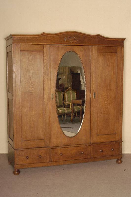 Garderobenschrank, deutsch, um 1910, Korpus Weichholz, Eichefurnier, auf KugelfÜßen, unten 3 SchÜbe, 3 TÜren, MitteltÜr verspiegelt, mit ...