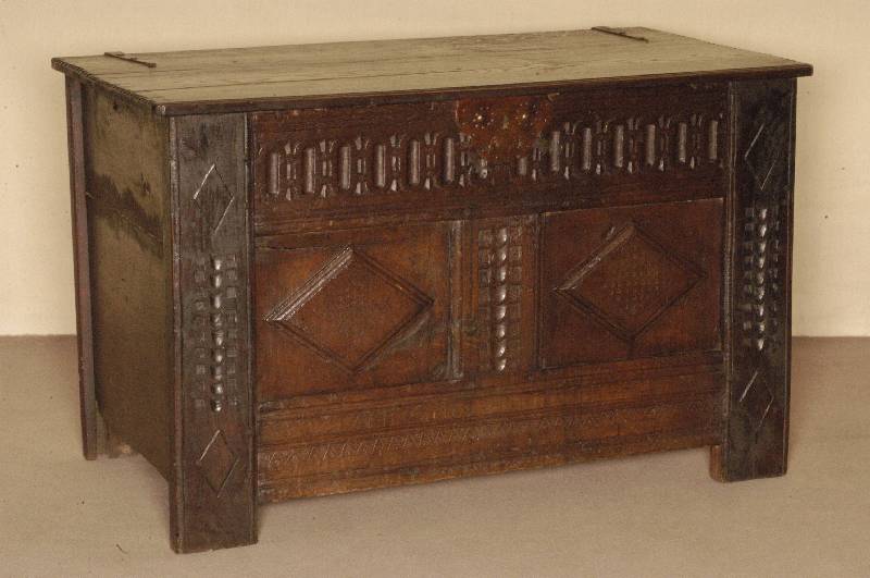 Flachdeckeltruhe, deutsch, um 1780, Eiche massiv, FÜllungen karofÖrmig kassettiert, umlaufend geschuppt, schÖne alte Truhe, Schloß und ...