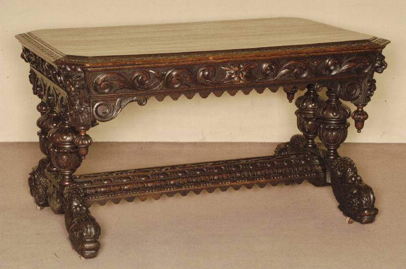 Delfintisch, Frankreich, um 1870, Eiche massiv, Fuß geschnitzt, vorstellend Delfine, Platte getragen von 4 gedrechselten VollsÄulen, Zarge mit ...