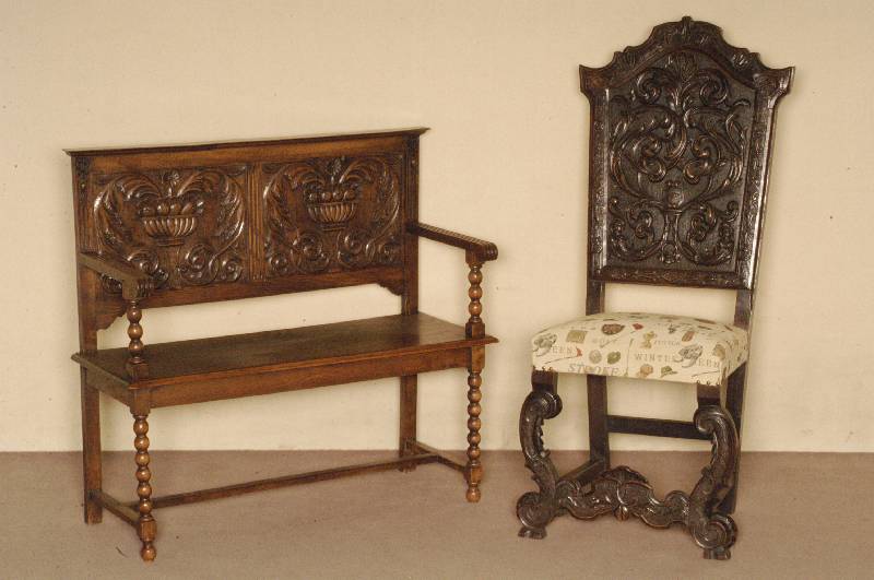 Stuhl, Frankreich, um 1870, Eiche massiv, Untergestell reichlich geschnitzt mit Akanthusblattdekor, RÜckenlehne mit Zweig- und BlÜtendekor, sehr ...