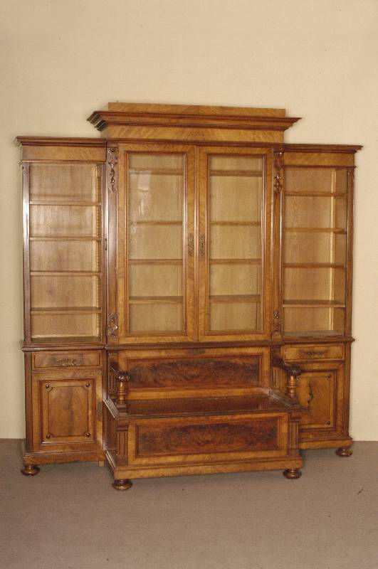 Großer Bibliotheksschrank mit Truhensitzbank, deutsch, um 1880, GrÜnderzeit, Korpus Weichholz, Nußbaumfurnier, auf KugelfÜßen, mittig 2 ...