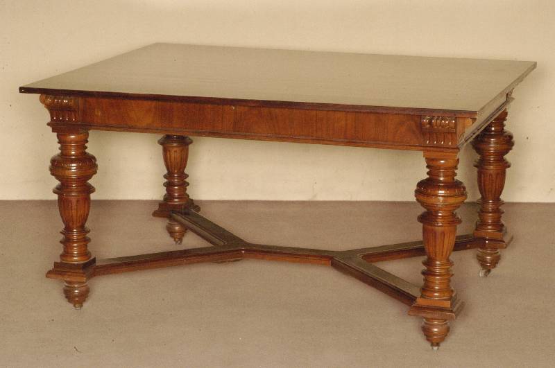 Tisch, deutsch, um 1880, GrÜnderzeit, Nußbaum massiv, z.T. furniert, schwere gedrehte kannelierte Beine, vestrebt, auf RollenfÜßen, ...