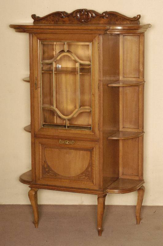 PrunkschrÄnkchen, deutsch, um 1900, Jugendstil, Korpus Weichholz, Nußbaumfurnier, gebogene Beine, seitlich gebogen, mit 3 AblagefÄchern, ...