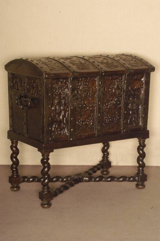 Buckeltruhe mit Untergestell, sÜddeutsch/wohl Pfalz, um 1870/80, unter Verwendung alter Teile des 18. Jhds. bezÜglich Eisenteilen und Schloß, ...