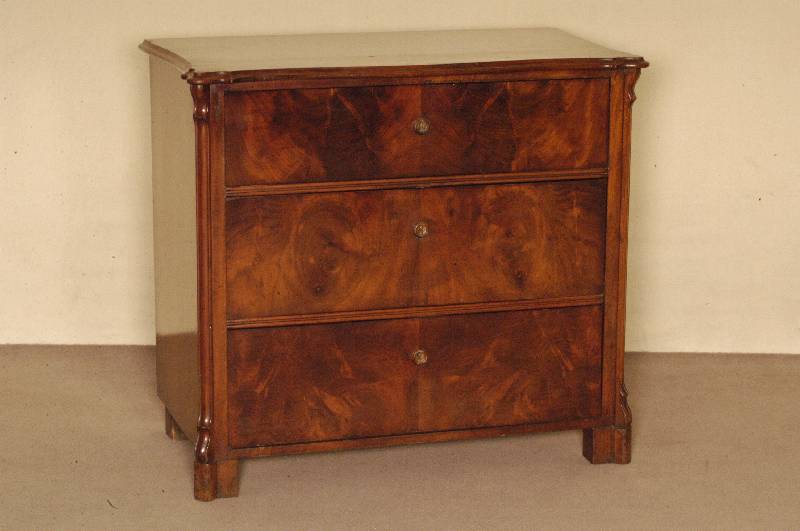 Kommode, deutsch, um 1870, Louis-Philippe, Korpus Weichholz, Mahagonifurnier, z.T. gespiegelt, abgeschrÄgte Ecken, profiliert, in Veluten ...
