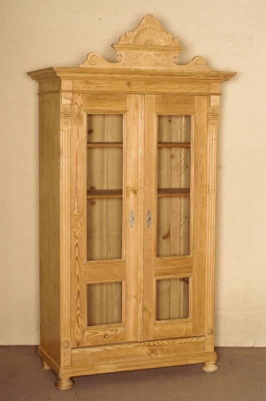 WÄscheschrank, deutsch, um 1870/80, z.T. ausgesuchtes Zierbelholz, Weichholz abgelaugt, Inlets durch Glas ersetzt, teilrestauriert, eine TÜr ...
