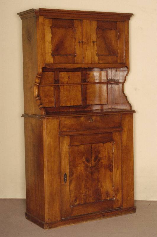 Aufsatzschrank, deutsch/Raum Freiburg, um 1835/40, Front auf Rahmen gearbeitet, Nußbaum massiv, FÜllungen Wurzelnußfurnier gespiegelt, ...