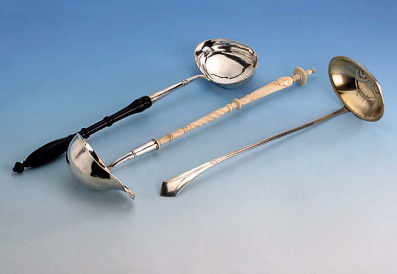 Konvolut 2 Bowlekellen, 1 x um 1835/40, Silber, Schweden, Griff Bein, l. haarrissig, L. ca. 42 cm, 1 x um 1830/40, deutsch, 13-lÖtig, Griff ...