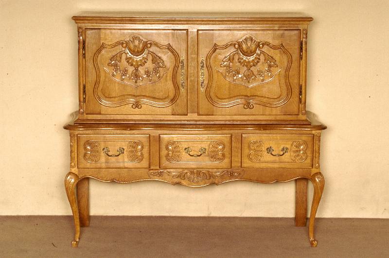 Vielzweckschrank, Belgien, um 1920, Eiche massiv, Eichefurnier, zweiteiliges MÖbel, Oberteil zwei TÜren mit Vollholzschnitzerei, Stilrichtung ...