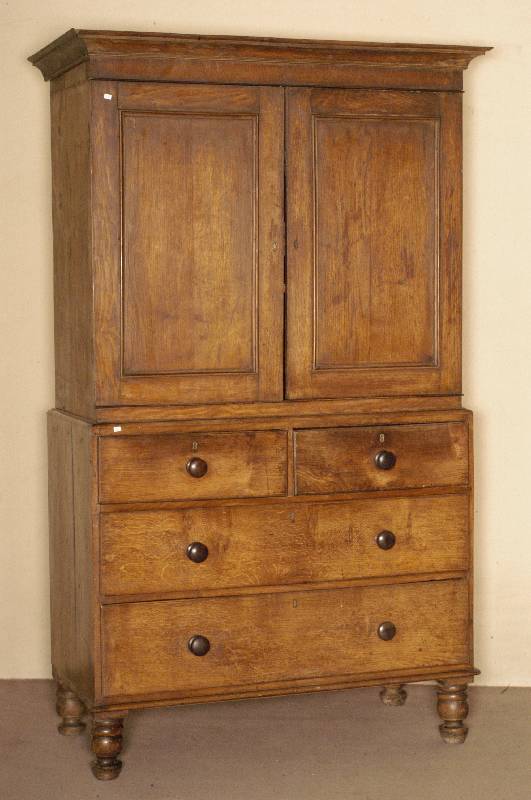 Aufsatzschrank, England, um 1880, Korpus Weichholz und Eiche massiv, Oberteil zweitÜrig , Rahmenkonstruktion, Unterteil vier SchÜbe, vier ...