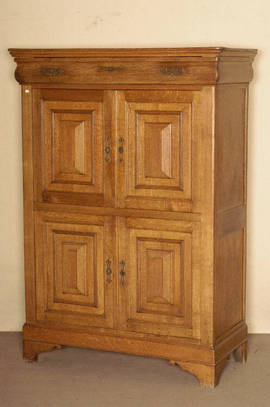 Vertiko, deutsch, um 1890, Eiche massiv, eine Kopfschublade, Mitte und Sockel zwei TÜren mit Rautenmuster hervorspringend, Alters - und ...