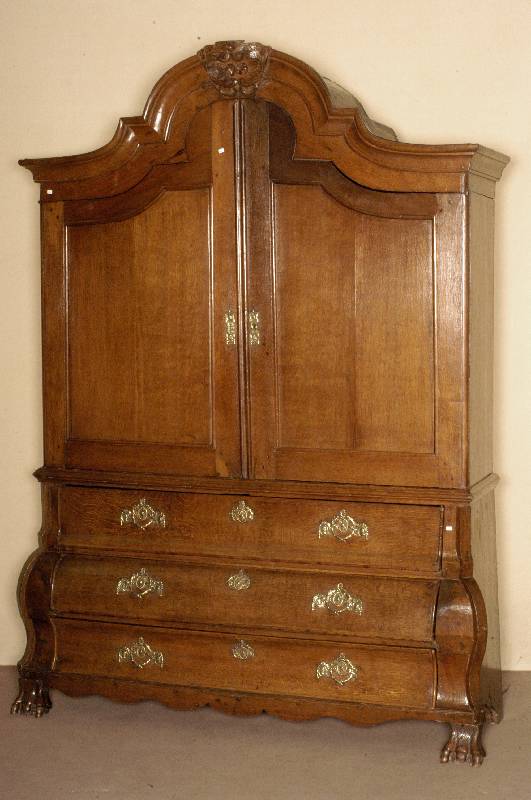 Aufsatzschrank, Holland, um 1820, Barock, Eiche massiv, Unterteil stark geschwungen und gebaucht, auf KlauenfÜßen, Oberteil 2-tÜrig mit ...