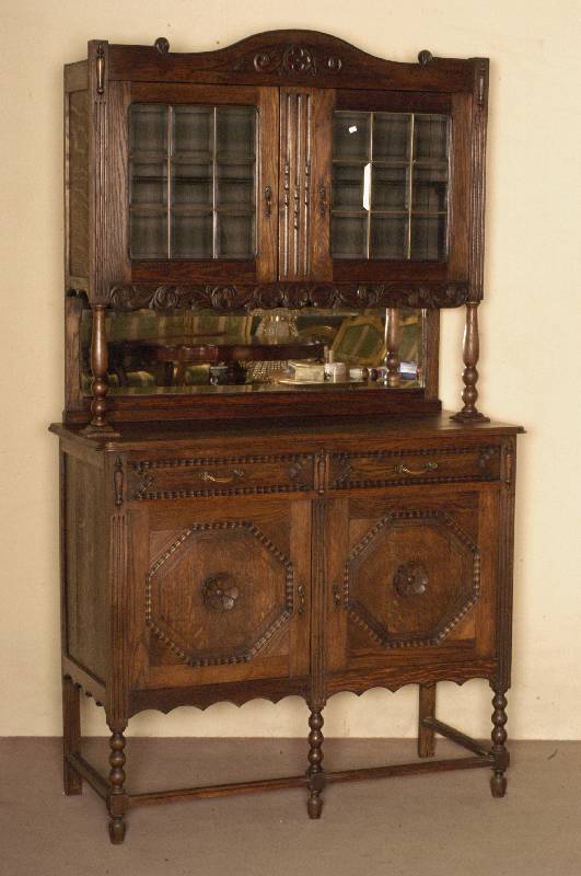 Buffetschrank, England, um 1900, viktorianisch, Eiche massiv, Unterteil zwei TÜren und zwei SchÜbe mit gerillten Profilleisten, TÜrinlets ...