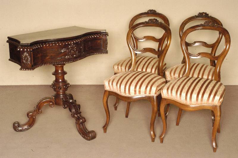 Beistelltisch, deutsch, um 1870, SpÄtbarock, Korpus Weichholz, Mahagoni-, Nußbaum- bzw. Wurzelnußfurnier, stabiler gedrechselter SÄulenfuß mit ...