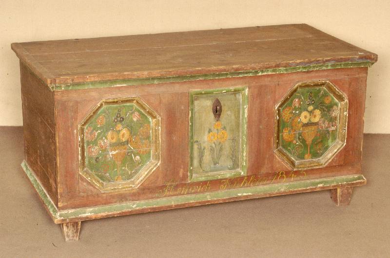 Bauerntruhe, deutsch, um 1845, Weichholz massiv, bunt gefaßt, drei gerahmte Blumenmotive frontseitig, umlaufende Profilleisten, farblich leicht ...