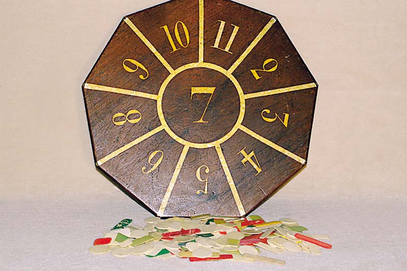 Pock-Spiel, deutsch, um 1890, 8-eckiges Spielbrett Holz lackiert, zahlreiche runde und eckige Spiel- plÄttchen aus Bein, teils mit resten alter ...