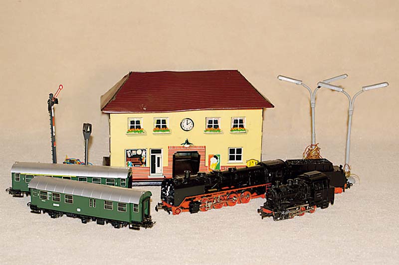 Konvolut MÄrklin, 40er-70er Jahre, Spur HO, best. aus: Dampflok, Nr. 3082, Dampflok Nr. 3000, Loks intakt, Tieflader 4617, Bananenwagen 307/2, ...