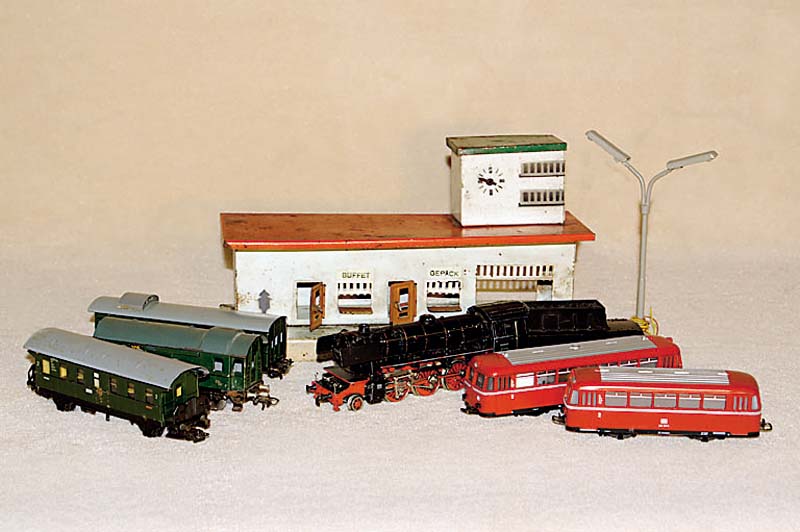 Konvolut MÄrklin, 50er-60er Jahre, Spur HO, best. aus: Dampflok mit Tender, DA 800, Schienenbus DB 800 K und DA 800 B, Loks intakt , GepÄckw. ...
