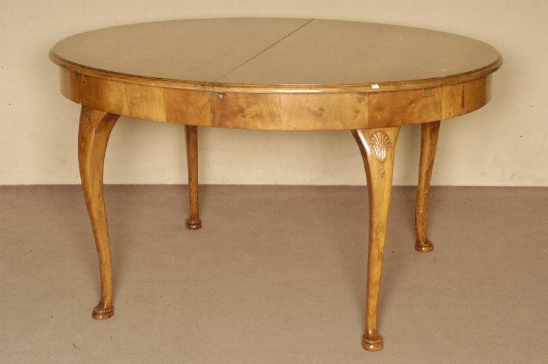 Ovaler Ausziehtisch, deutsch, um 1910, Korpus Weichholz, Nußbaumfurnier, Beine im Barockstil, Nußbaum massiv, leicht gebogen, im oberen Bereich ...