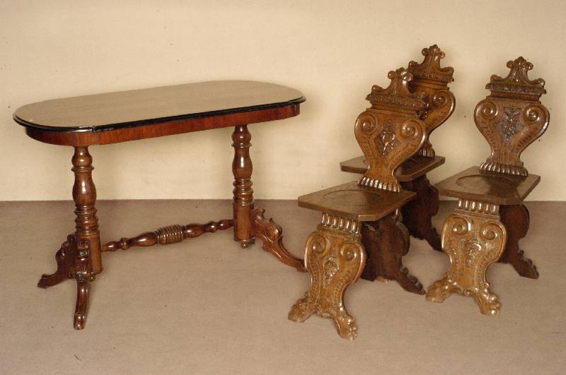 Tisch, deutsch, um 1870, Louis-Philippe, Nußbaum massiv, z.T. Nußbaumfurnier, auf gedrechselten Beinen, verstrebt, 4-fach ausladend, Platte mit ...