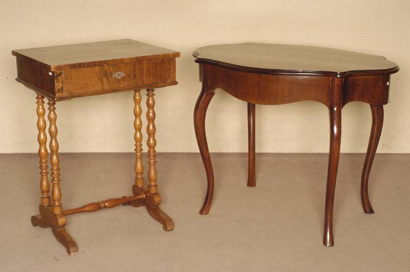 Tisch, deutsch, um 1860, Louis-Philippe, Mahagoni massiv, elegant gebogene Beine, geschwungene Platte mit profilierten Kanten, Gebrauchsspuren, ...