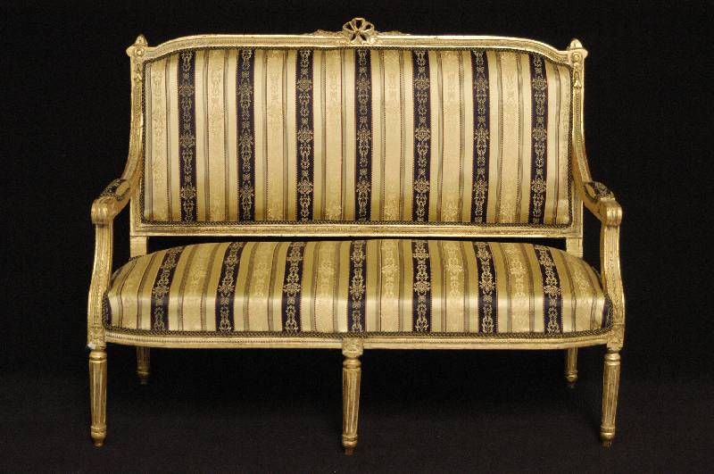 Sofa, Frankreich, um 1960, Louis-XVI-Stil, Buche massiv, weiß gefaßt, Polsterung und Bezug sekundÄr, Gebrauchsspuren, leicht beschÄdigt, ca. ...
